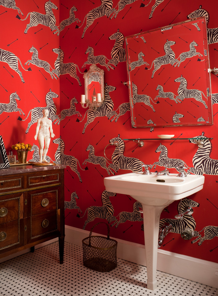 Идея дизайна: туалет в классическом стиле с красными стенами, полом из мозаичной плитки, раковиной с пьедесталом и белым полом