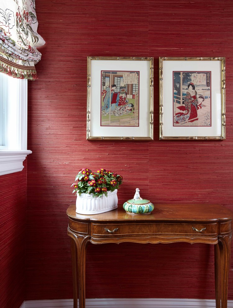 Kleine Klassische Gästetoilette mit roter Wandfarbe, braunem Holzboden und Wandtoilette mit Spülkasten in Atlanta