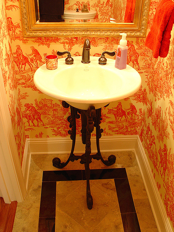 На фото: маленький туалет в классическом стиле с раздельным унитазом, оранжевыми стенами, полом из керамической плитки, раковиной с пьедесталом и бежевым полом для на участке и в саду с