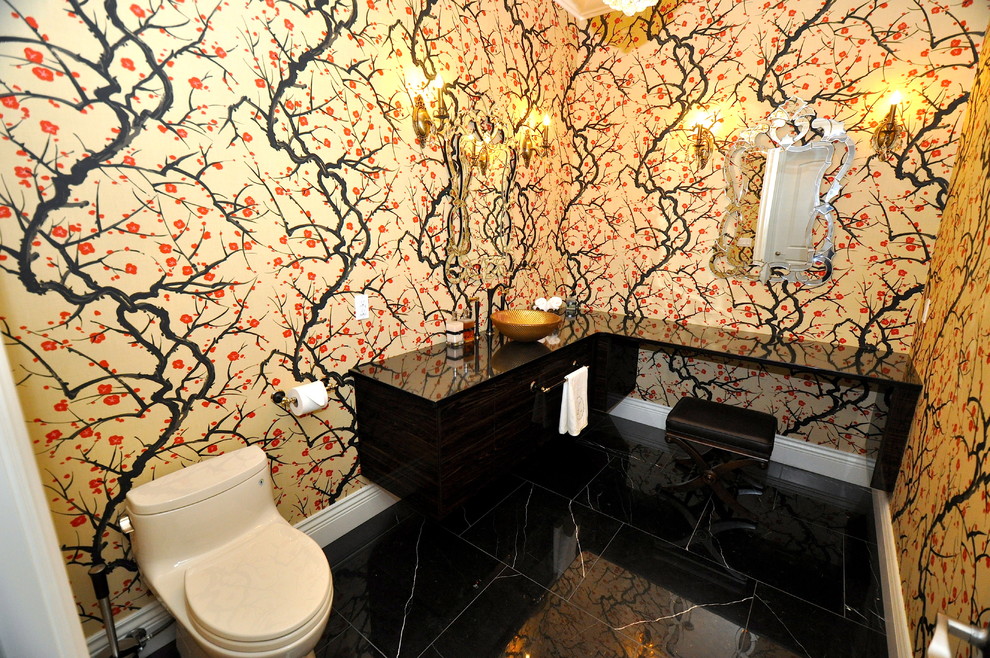 Inspiration för stora klassiska toaletter, med möbel-liknande, svarta skåp, en toalettstol med hel cisternkåpa, flerfärgade väggar, ett fristående handfat och svart golv