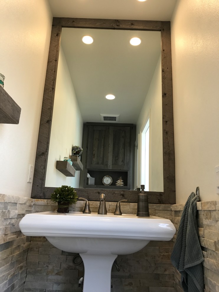 Kleine Klassische Gästetoilette mit braunen Fliesen, Steinfliesen, beiger Wandfarbe und Sockelwaschbecken in Orange County