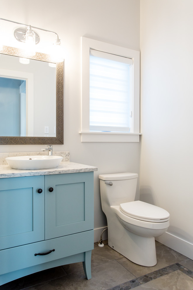 Idées déco pour un WC et toilettes classique de taille moyenne avec un placard à porte shaker, des portes de placard bleues, WC séparés, des carreaux de porcelaine, un mur gris, un sol en carrelage de porcelaine, un plan de toilette en quartz, un carrelage gris et une grande vasque.