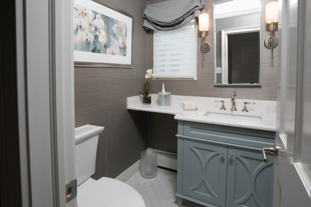 Immagine di un piccolo bagno di servizio classico con WC monopezzo, pareti grigie, pavimento in gres porcellanato, lavabo sottopiano, top in marmo, pavimento bianco e top bianco