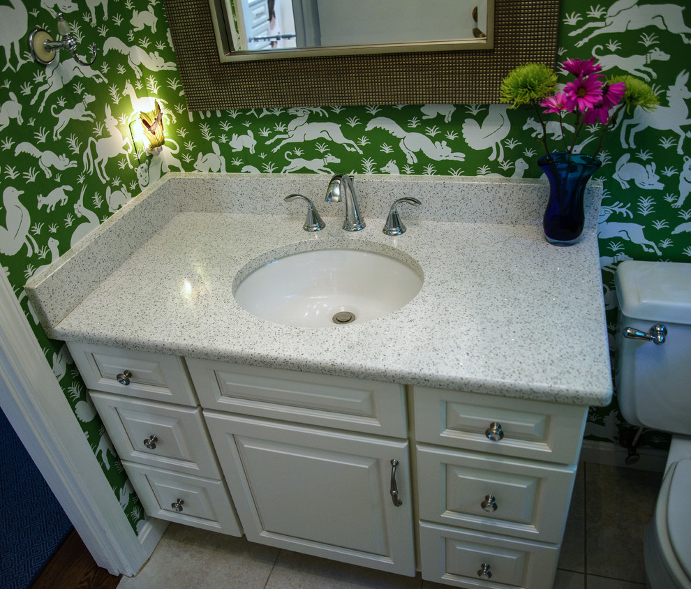 Immagine di un piccolo bagno di servizio bohémian con lavabo sottopiano, ante con bugna sagomata, ante bianche, WC a due pezzi, pareti multicolore e pavimento con piastrelle in ceramica