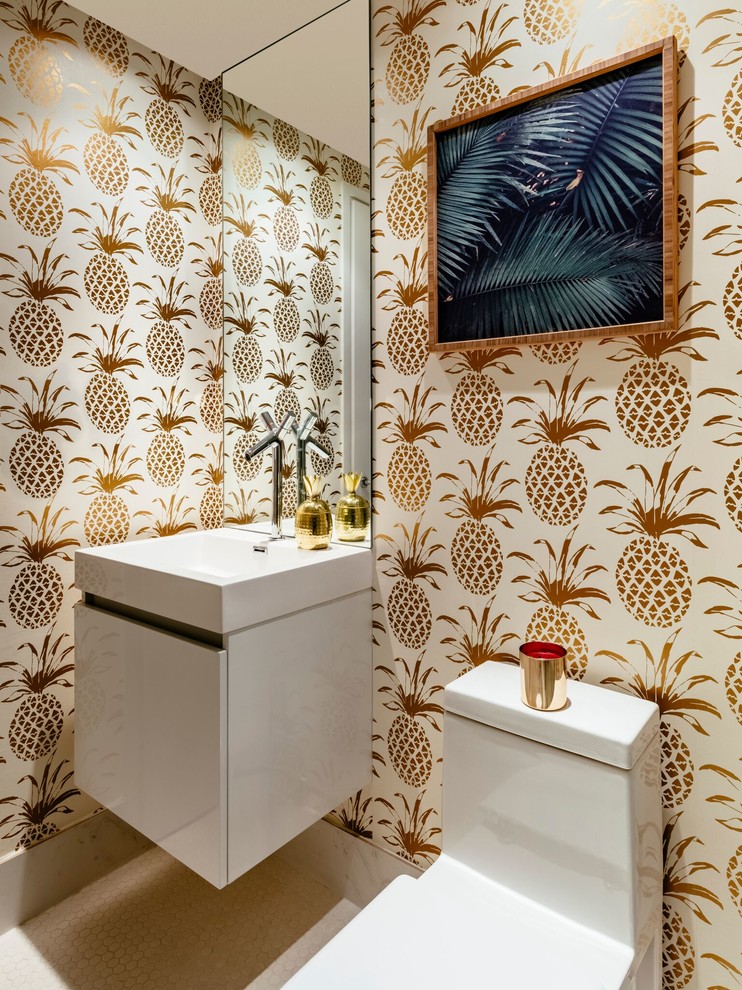 Moderne Gästetoilette mit flächenbündigen Schrankfronten, grauen Schränken, weißer Wandfarbe, Waschtischkonsole und weißem Boden in Miami