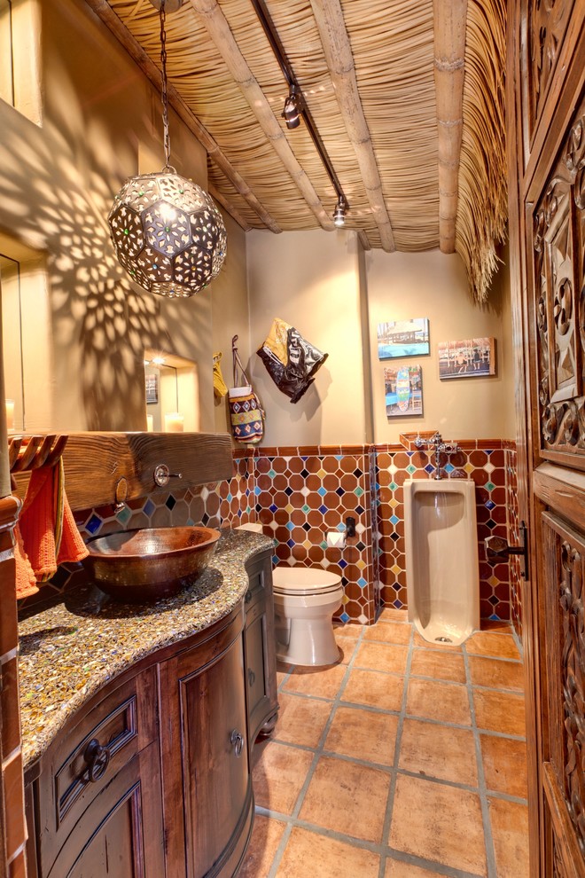 Источник вдохновения для домашнего уюта: туалет в морском стиле с писсуаром и настольной раковиной