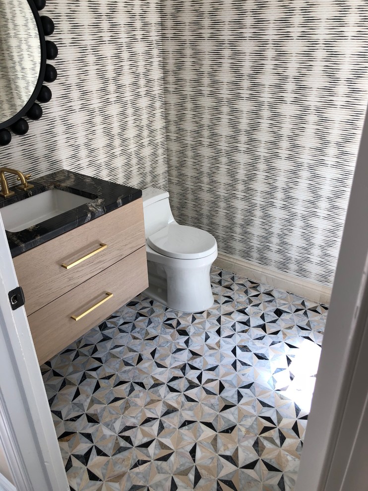 Cette image montre un WC et toilettes minimaliste en bois clair avec un placard à porte plane, un plan de toilette en granite et un plan de toilette noir.