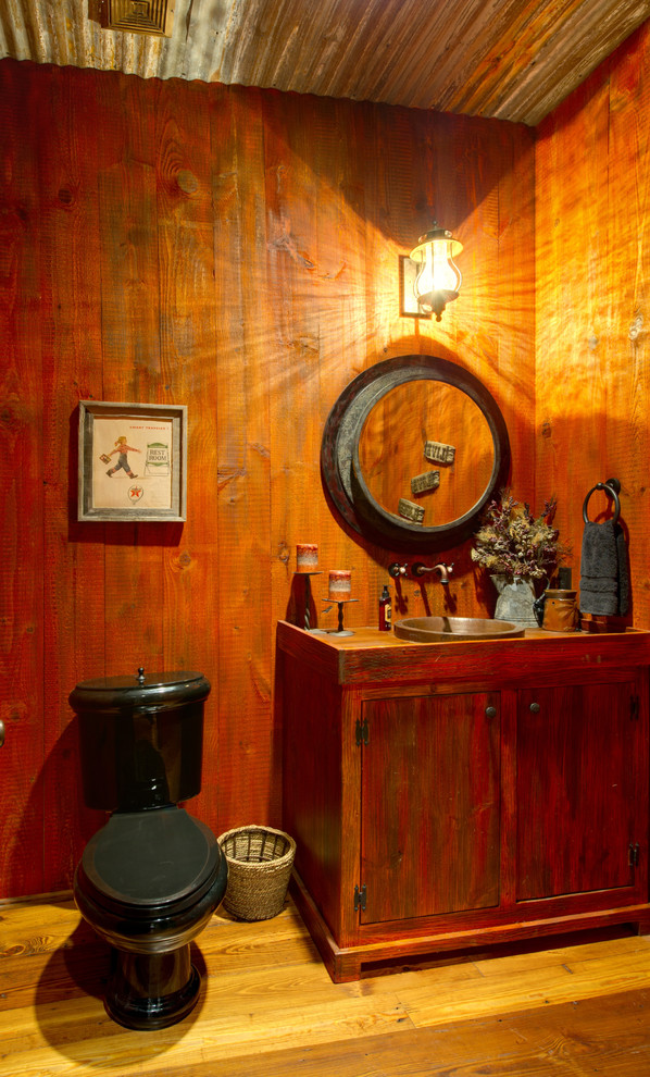 Exempel på ett rustikt brun brunt toalett, med ett nedsänkt handfat, skåp i mellenmörkt trä och träbänkskiva