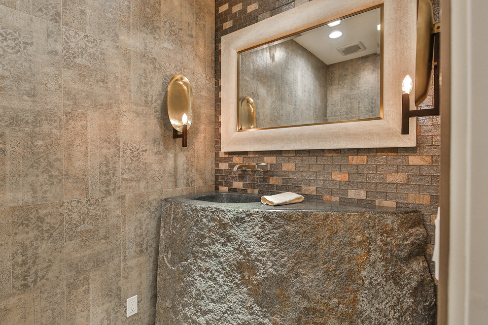Esempio di un bagno di servizio stile rurale di medie dimensioni con piastrelle beige, piastrelle in ceramica, pareti beige, pavimento in cementine, lavabo integrato, top in pietra calcarea e pavimento grigio