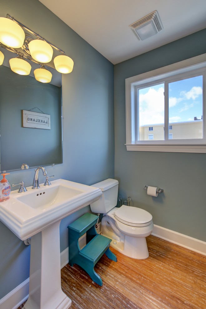 Свежая идея для дизайна: туалет среднего размера в морском стиле с раздельным унитазом, синими стенами, полом из бамбука и раковиной с пьедесталом - отличное фото интерьера
