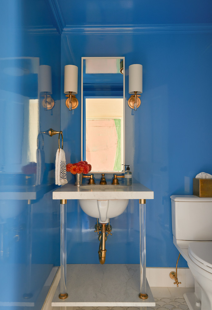 Esempio di un piccolo bagno di servizio tradizionale con WC a due pezzi, pareti blu, pavimento con piastrelle a mosaico, lavabo da incasso, top in marmo, pavimento bianco e top bianco