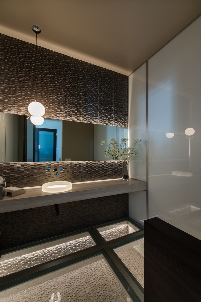 Идея дизайна: туалет в современном стиле с серой плиткой, настольной раковиной и серой столешницей