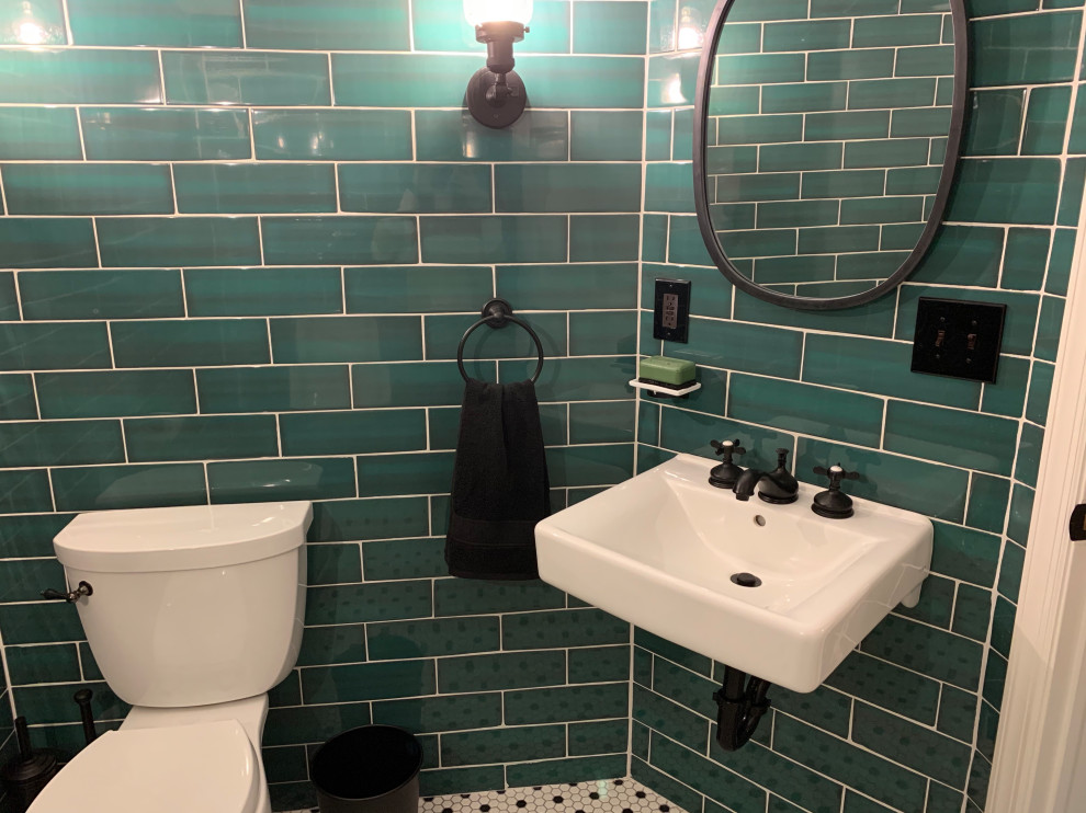 Foto di un piccolo bagno di servizio industriale con WC a due pezzi, piastrelle verdi, piastrelle in ceramica, pavimento con piastrelle in ceramica, lavabo sospeso, pavimento bianco e mobile bagno sospeso