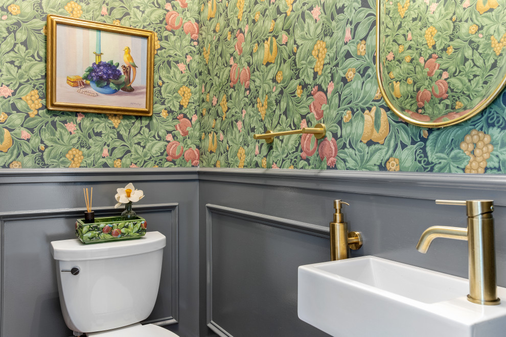 На фото: маленький туалет в стиле неоклассика (современная классика) с подвесной раковиной, обоями на стенах, панелями на стенах, раздельным унитазом и разноцветными стенами для на участке и в саду с
