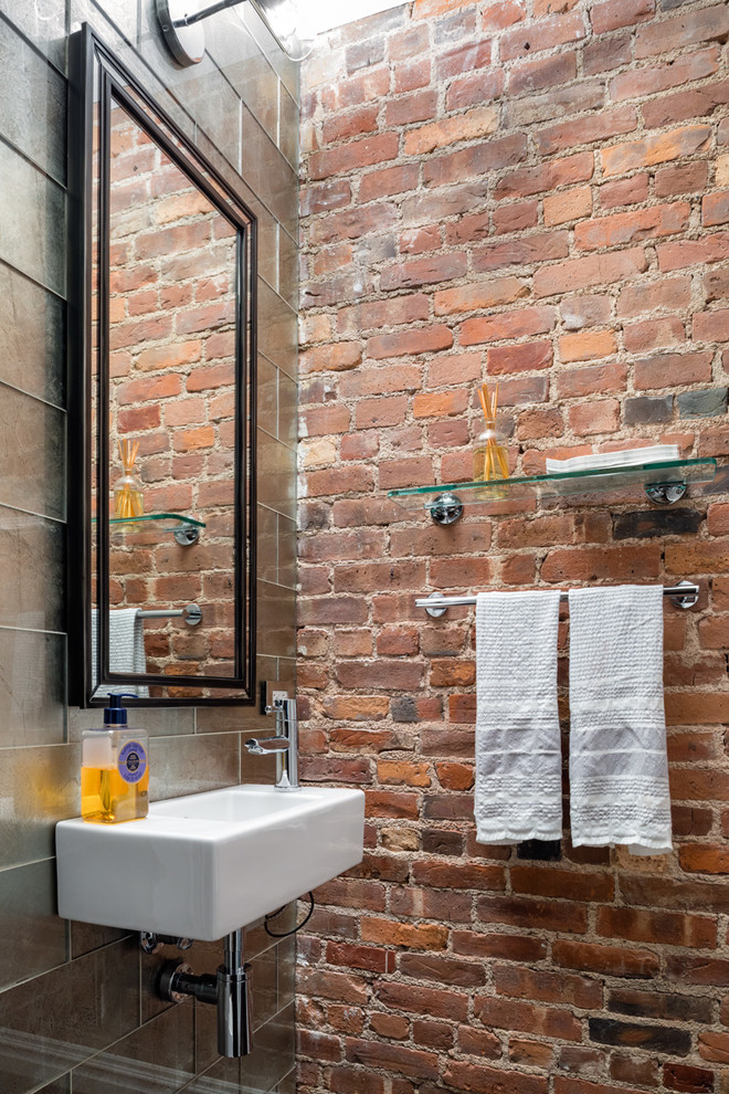 ニューヨークにあるインダストリアルスタイルのおしゃれなトイレ・洗面所 (壁付け型シンク) の写真