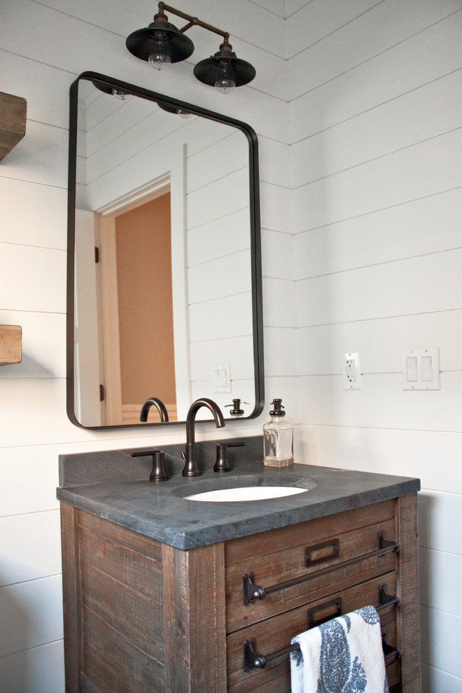 Exempel på ett litet industriellt toalett, med skåp i slitet trä, en toalettstol med separat cisternkåpa, klinkergolv i keramik, ett undermonterad handfat, bänkskiva i täljsten, grått golv och vita väggar