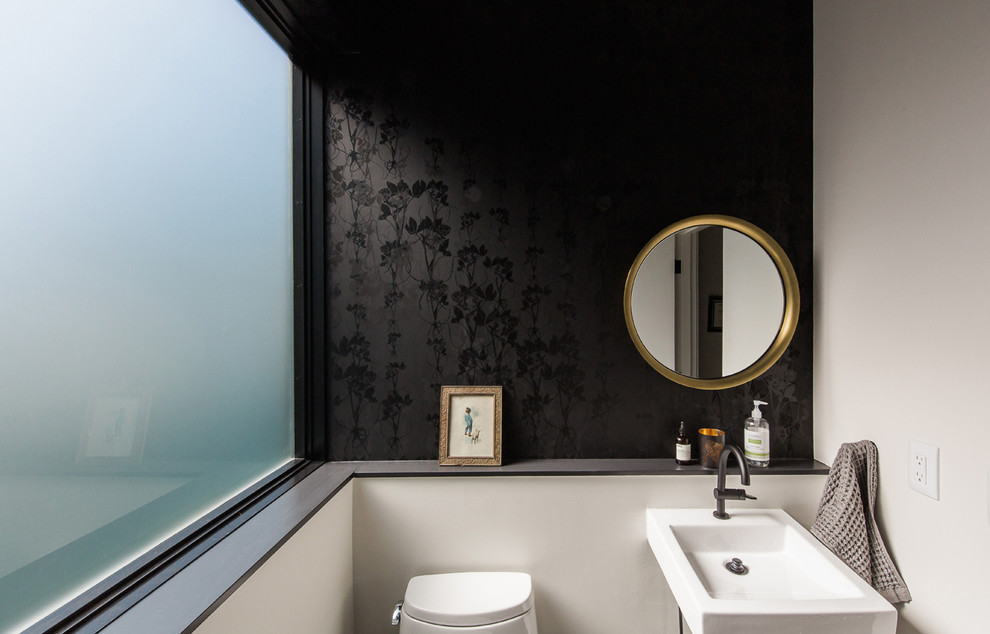 Пример оригинального дизайна: маленький туалет в стиле модернизм с керамогранитной плиткой, черными стенами, полом из керамогранита и подвесной раковиной для на участке и в саду