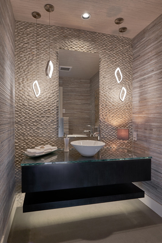 Idéer för ett mellanstort modernt toalett, med öppna hyllor, skåp i mörkt trä, beige kakel, stenkakel, beige väggar, betonggolv, ett fristående handfat och bänkskiva i glas