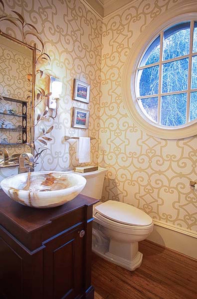 Свежая идея для дизайна: туалет среднего размера в классическом стиле с фасадами с выступающей филенкой, темными деревянными фасадами, паркетным полом среднего тона, столешницей из дерева и коричневым полом - отличное фото интерьера