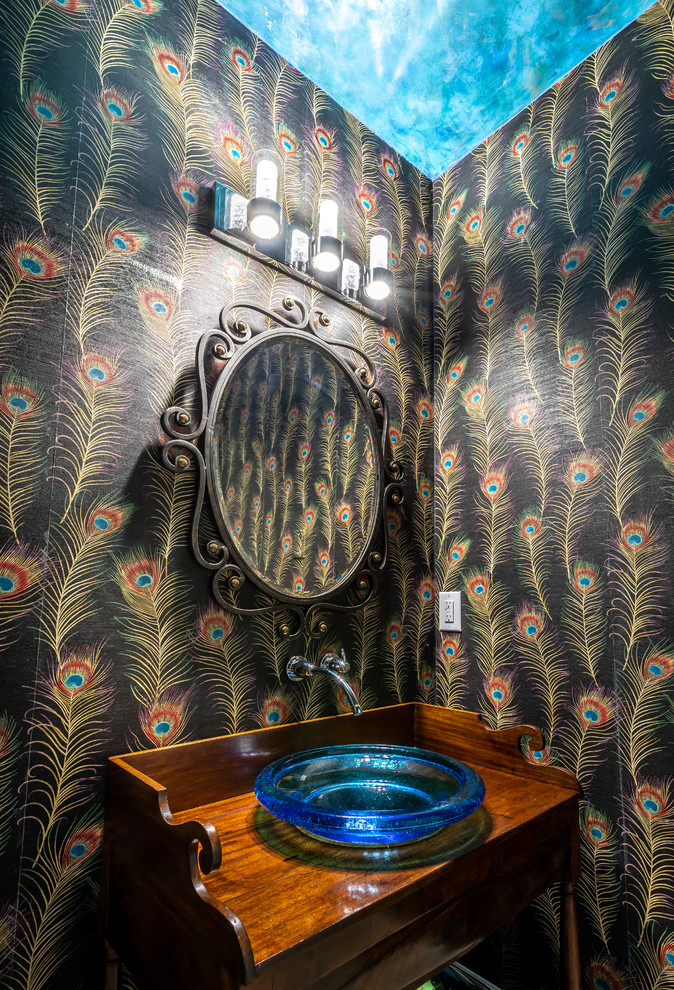 Idee per un bagno di servizio bohémian con consolle stile comò, ante in legno scuro, pareti multicolore, lavabo a bacinella, top in legno e top marrone