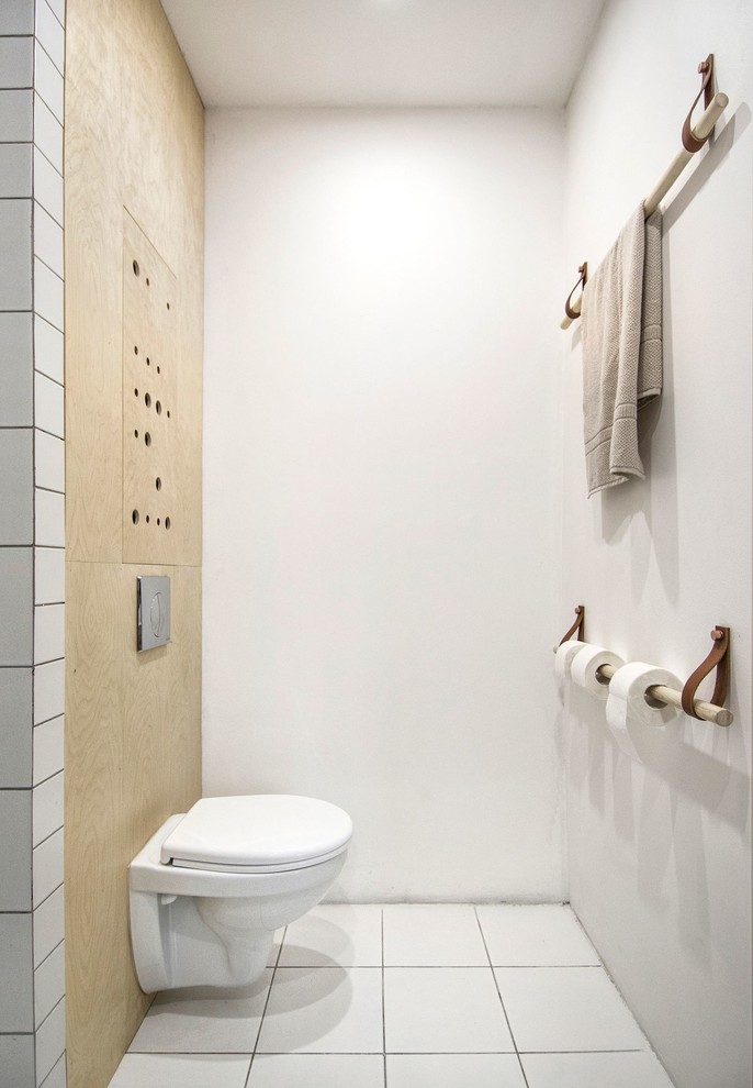 Cette photo montre un petit WC suspendu scandinave avec un mur blanc.