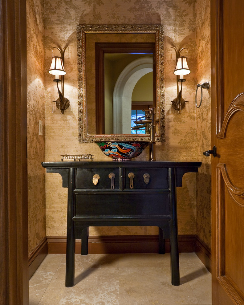 Mittelgroße Moderne Gästetoilette mit verzierten Schränken, schwarzen Schränken, beigen Fliesen, beiger Wandfarbe, Travertin, Aufsatzwaschbecken und Waschtisch aus Holz in Tampa
