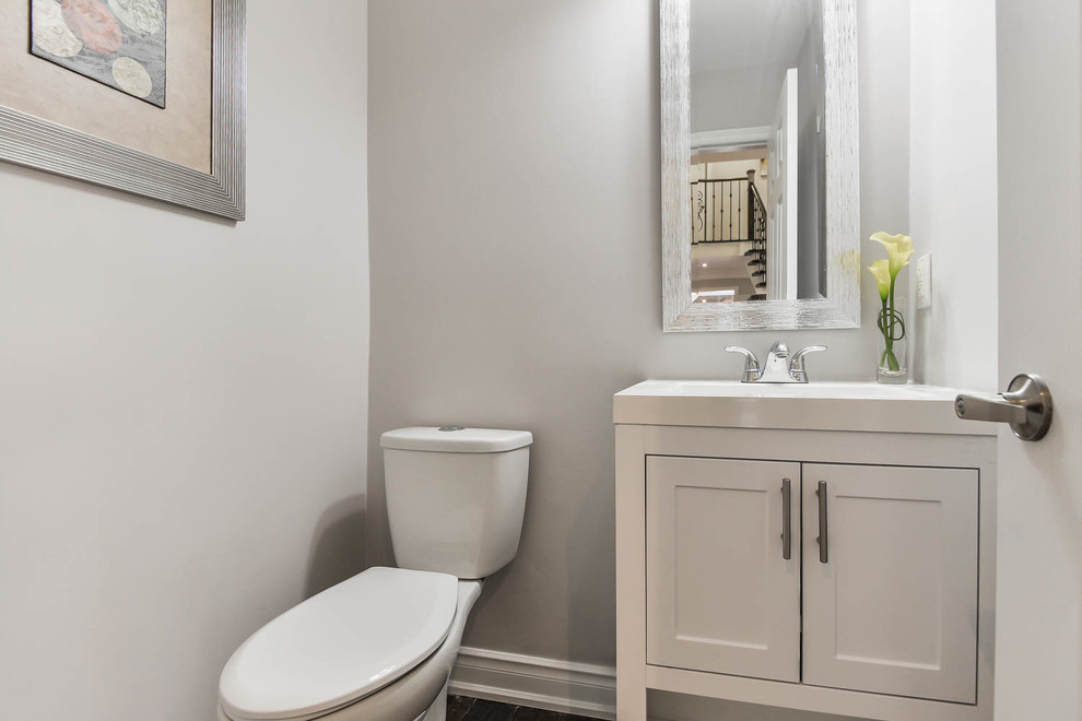 Kleine Moderne Gästetoilette mit Schrankfronten im Shaker-Stil, weißen Schränken, Granit-Waschbecken/Waschtisch und Wandtoilette mit Spülkasten in Toronto