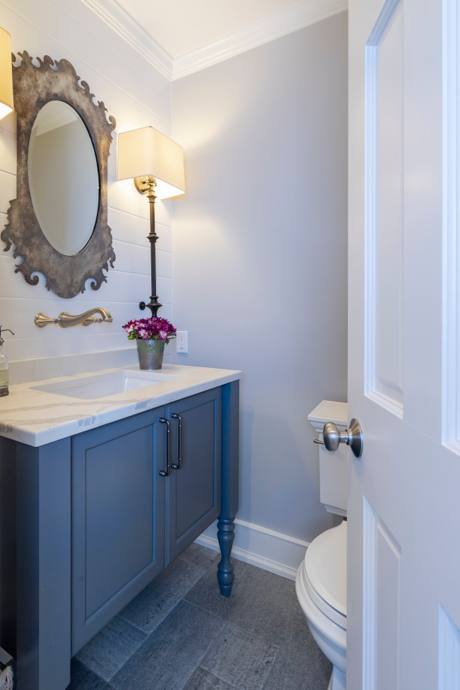 Inredning av ett lantligt litet vit vitt toalett, med möbel-liknande, blå skåp, klinkergolv i porslin, bänkskiva i kvarts och grått golv