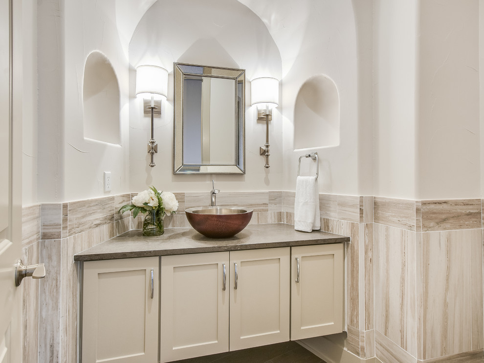 Cette photo montre un WC et toilettes méditerranéen avec un placard à porte shaker, un carrelage beige, une vasque, un plan de toilette gris, des portes de placard beiges et un mur beige.