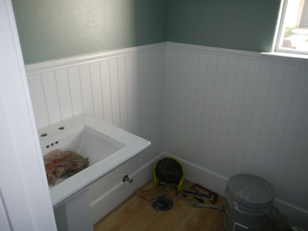 Foto de aseo actual pequeño con paredes grises y lavabo con pedestal
