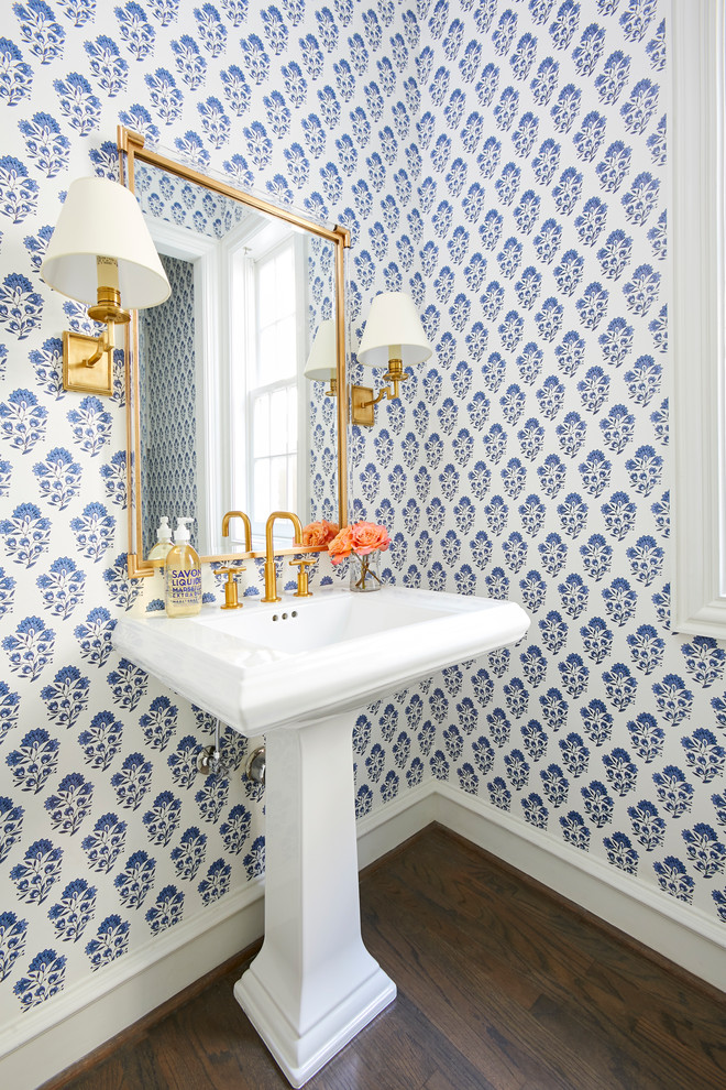 На фото: туалет в стиле неоклассика (современная классика) с синими стенами, темным паркетным полом, консольной раковиной и коричневым полом