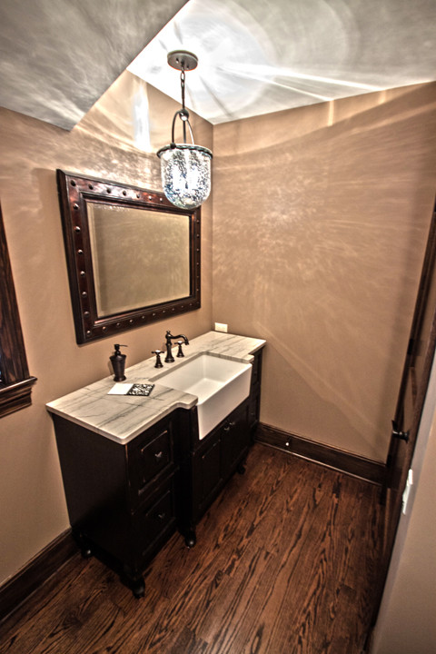 Idéer för ett mellanstort klassiskt toalett, med ett undermonterad handfat, beige väggar, mörkt trägolv och skåp i mörkt trä