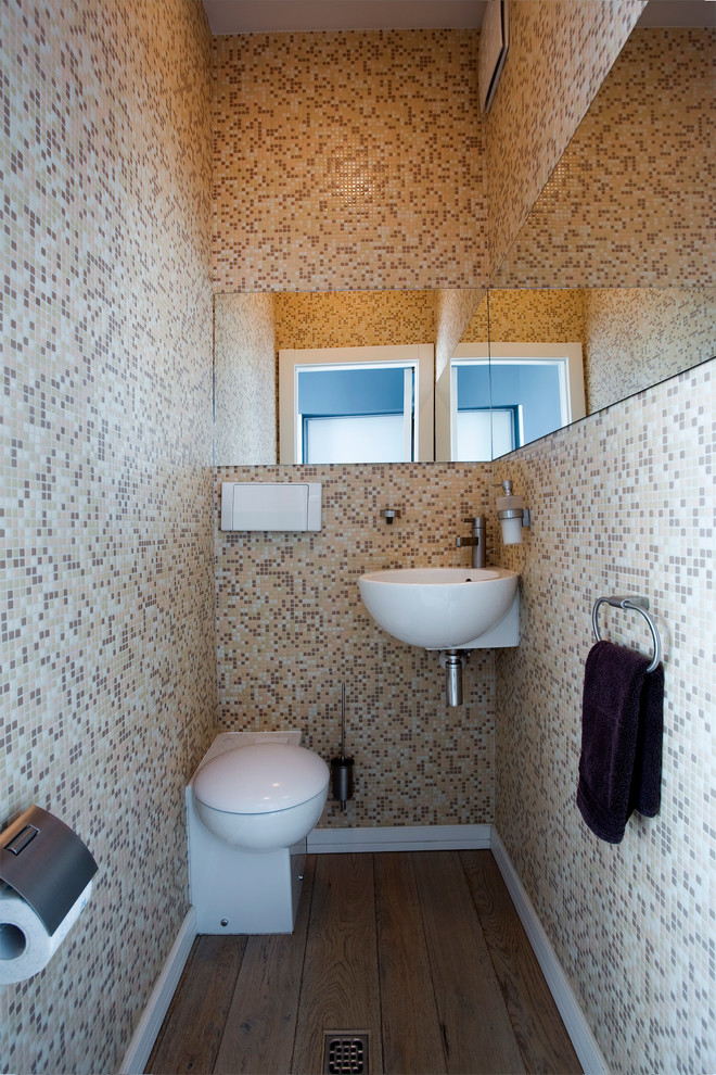 Modern inredning av ett toalett, med ett väggmonterat handfat