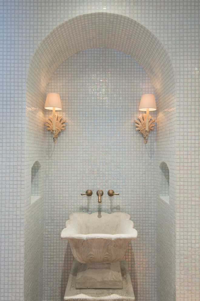 Cette image montre un WC et toilettes traditionnel avec une vasque, un carrelage blanc et mosaïque.