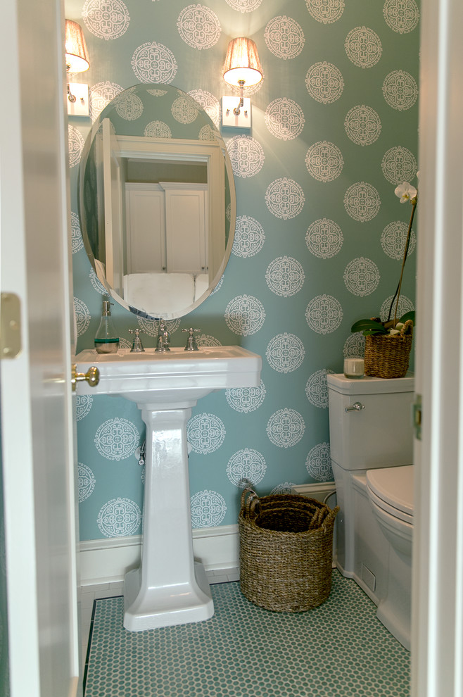Ispirazione per un bagno di servizio tradizionale di medie dimensioni con pareti verdi, pavimento con piastrelle a mosaico, lavabo a colonna, pavimento verde e WC a due pezzi