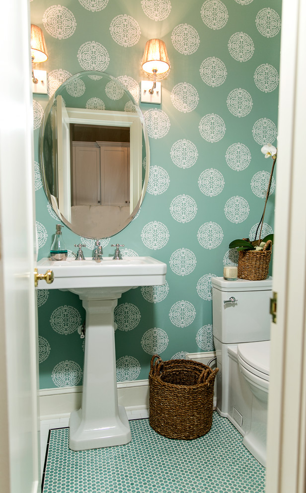 Immagine di un bagno di servizio chic di medie dimensioni con pareti verdi, pavimento con piastrelle a mosaico, lavabo a colonna, pavimento verde e WC a due pezzi