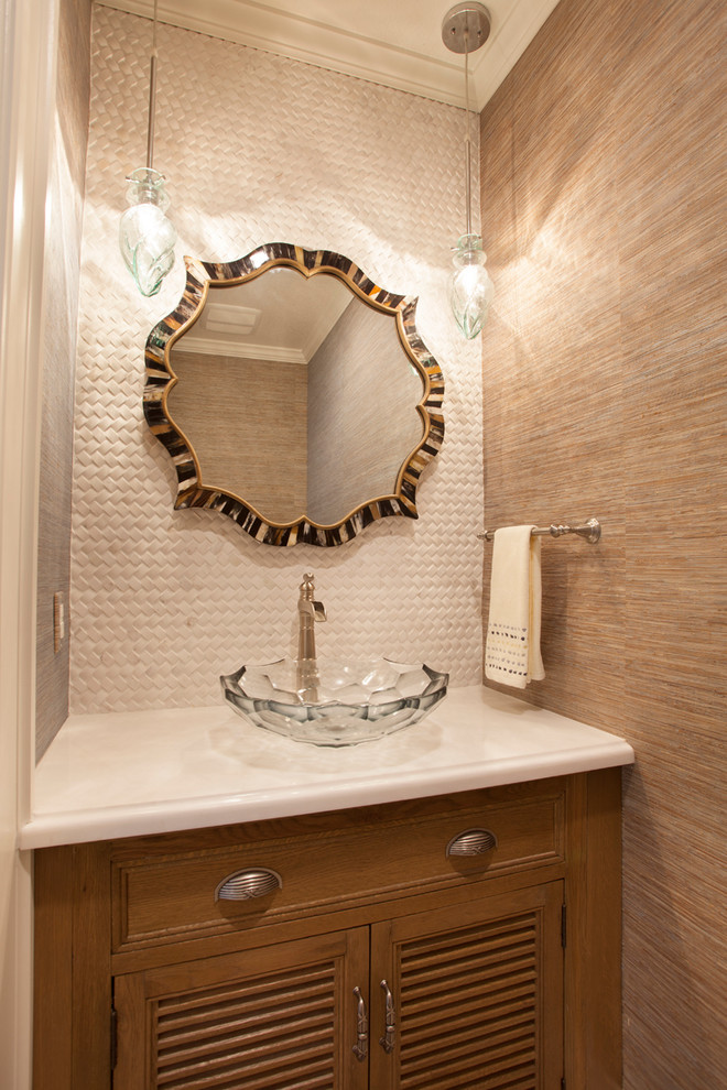 Esempio di un bagno di servizio tropicale di medie dimensioni con ante a persiana, ante in legno scuro, piastrelle bianche, piastrelle a mosaico, lavabo a colonna, top in marmo e pareti marroni