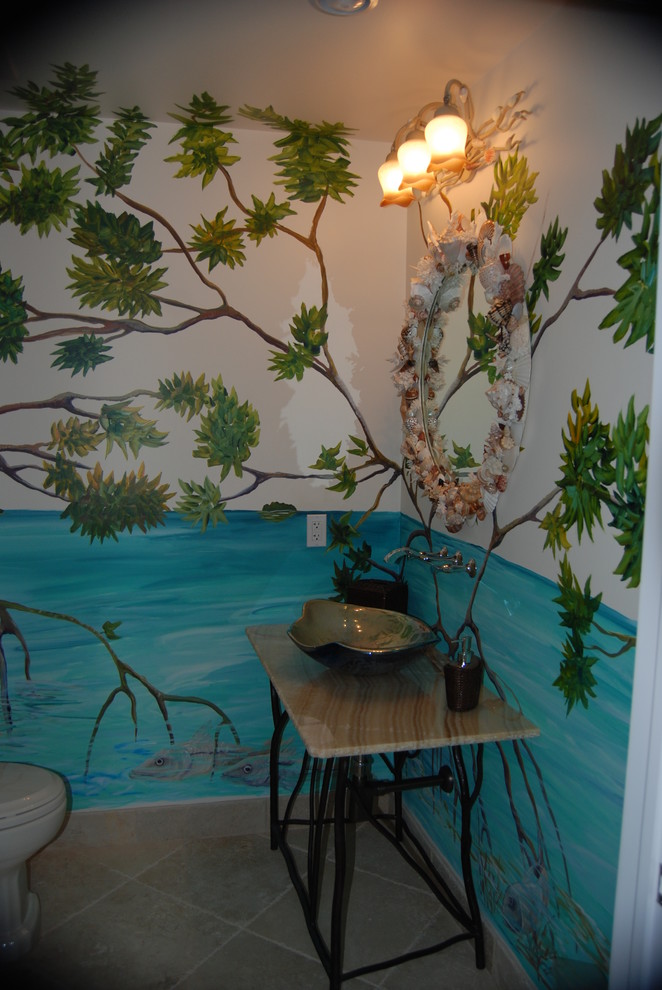 Esempio di un bagno di servizio tropicale con lavabo a bacinella, top in onice, piastrelle beige, pareti multicolore e pavimento in travertino