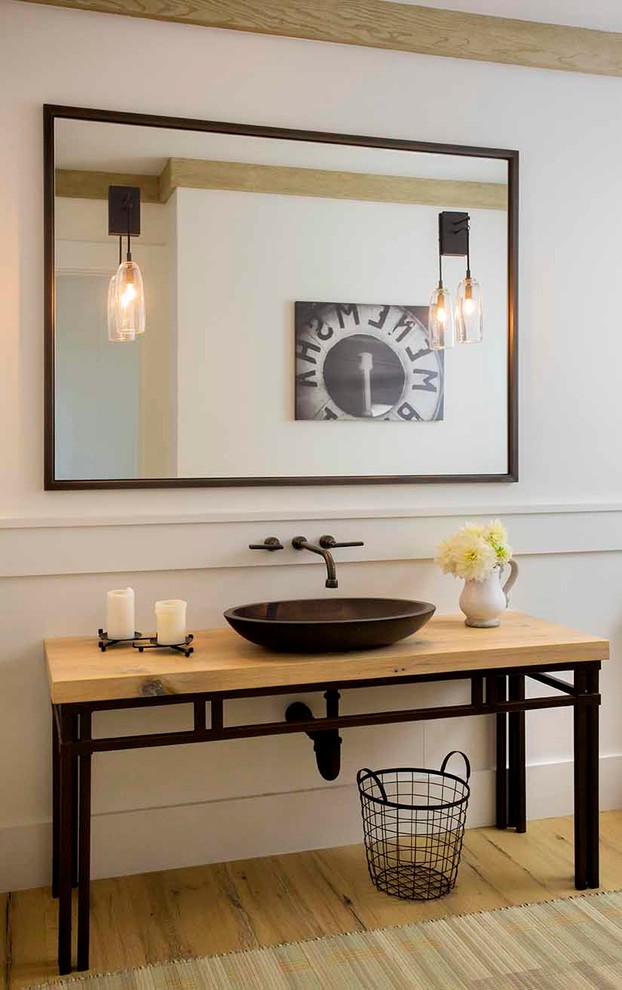 Maritime Gästetoilette mit Aufsatzwaschbecken, weißer Wandfarbe, hellem Holzboden, Waschtisch aus Holz und beiger Waschtischplatte in Boston