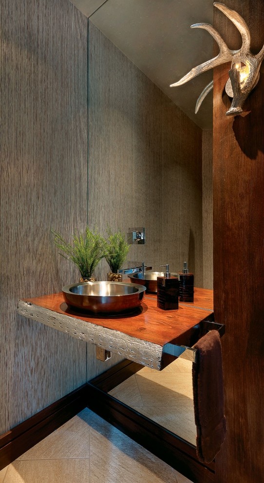 Kleine Rustikale Gästetoilette mit offenen Schränken, Wandtoilette mit Spülkasten, beiger Wandfarbe, Keramikboden, Aufsatzwaschbecken, Waschtisch aus Holz und beigem Boden in Denver