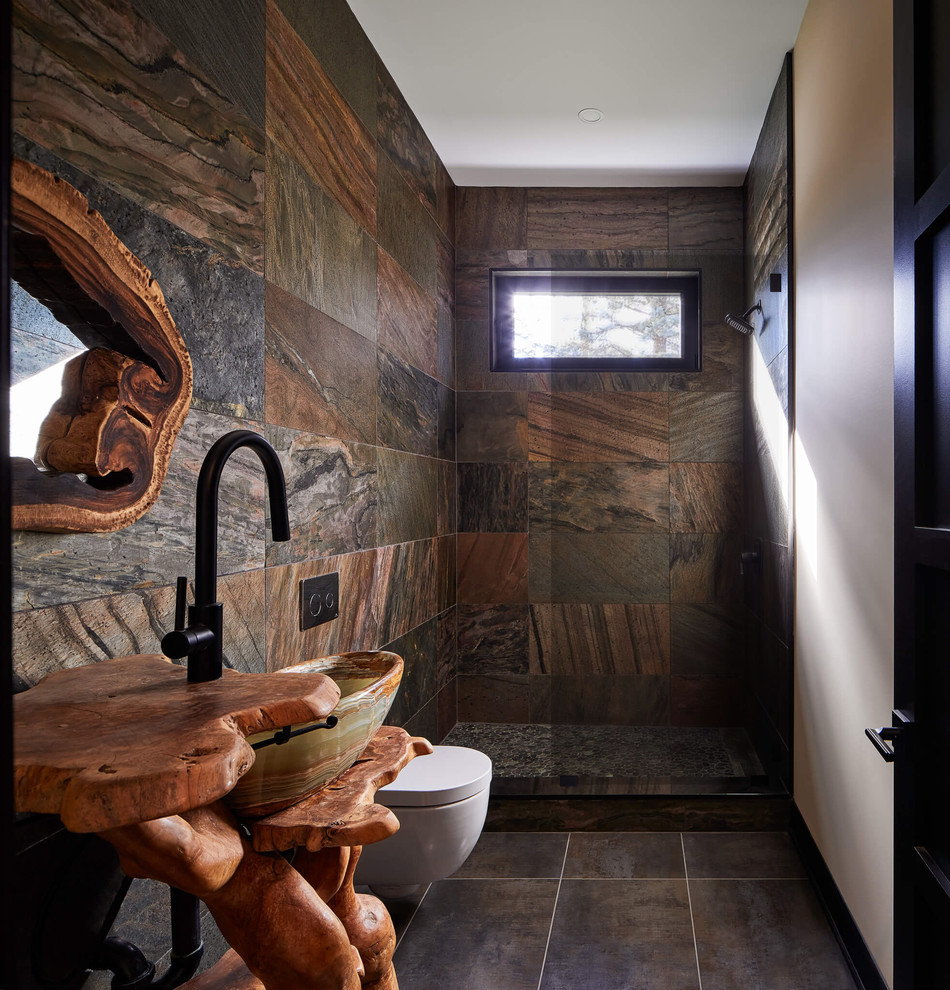 На фото: туалет в стиле рустика с открытыми фасадами, инсталляцией, настольной раковиной, столешницей из дерева и коричневой столешницей с