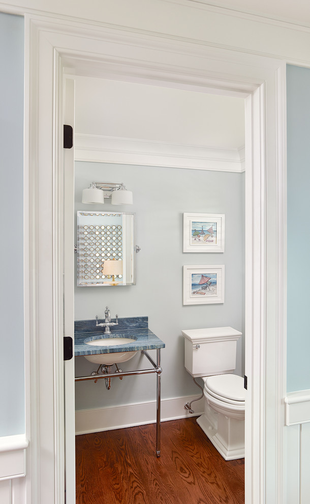 Источник вдохновения для домашнего уюта: туалет в морском стиле с врезной раковиной и синей столешницей