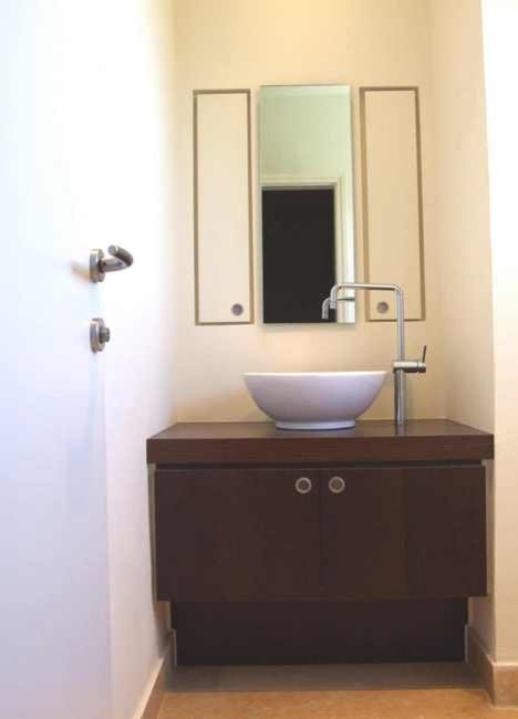 This is an example of a contemporary cloakroom in Tel Aviv.