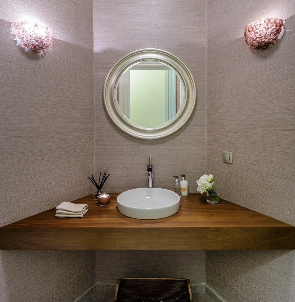 Стильный дизайн: маленький туалет в современном стиле с фиолетовыми стенами, настольной раковиной и столешницей из дерева для на участке и в саду - последний тренд