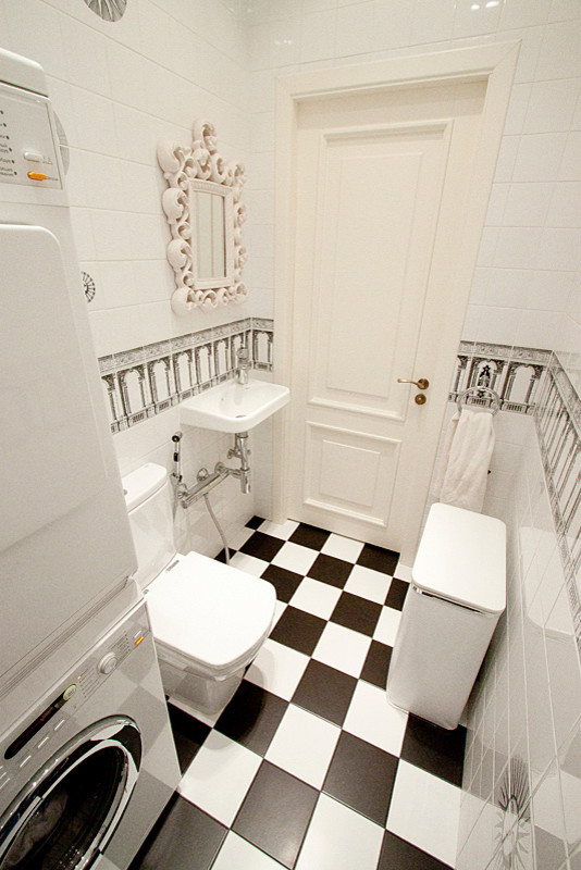 Свежая идея для дизайна: маленький туалет в классическом стиле с унитазом-моноблоком, белой плиткой, керамической плиткой, белыми стенами, полом из керамической плитки и подвесной раковиной для на участке и в саду - отличное фото интерьера