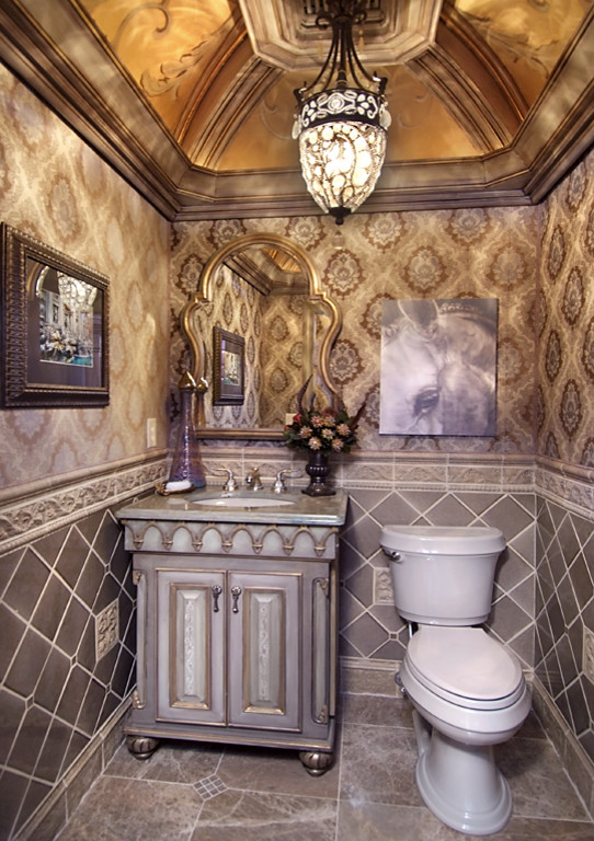 アトランタにある高級な小さなトラディショナルスタイルのおしゃれなトイレ・洗面所 (アンダーカウンター洗面器、グレーのキャビネット、御影石の洗面台、分離型トイレ、グレーのタイル) の写真