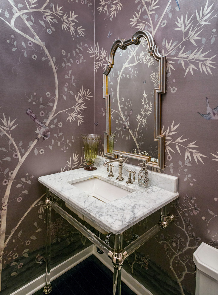 ナッシュビルにあるトランジショナルスタイルのおしゃれなトイレ・洗面所 (紫の壁、コンソール型シンク、大理石の洗面台、白い洗面カウンター) の写真