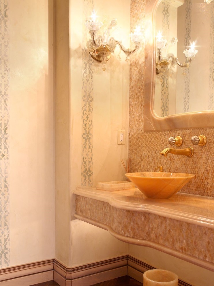 Inredning av ett medelhavsstil mycket stort flerfärgad flerfärgat toalett, med öppna hyllor, flerfärgad kakel, stenkakel, beige väggar, mellanmörkt trägolv, ett fristående handfat, marmorbänkskiva och brunt golv