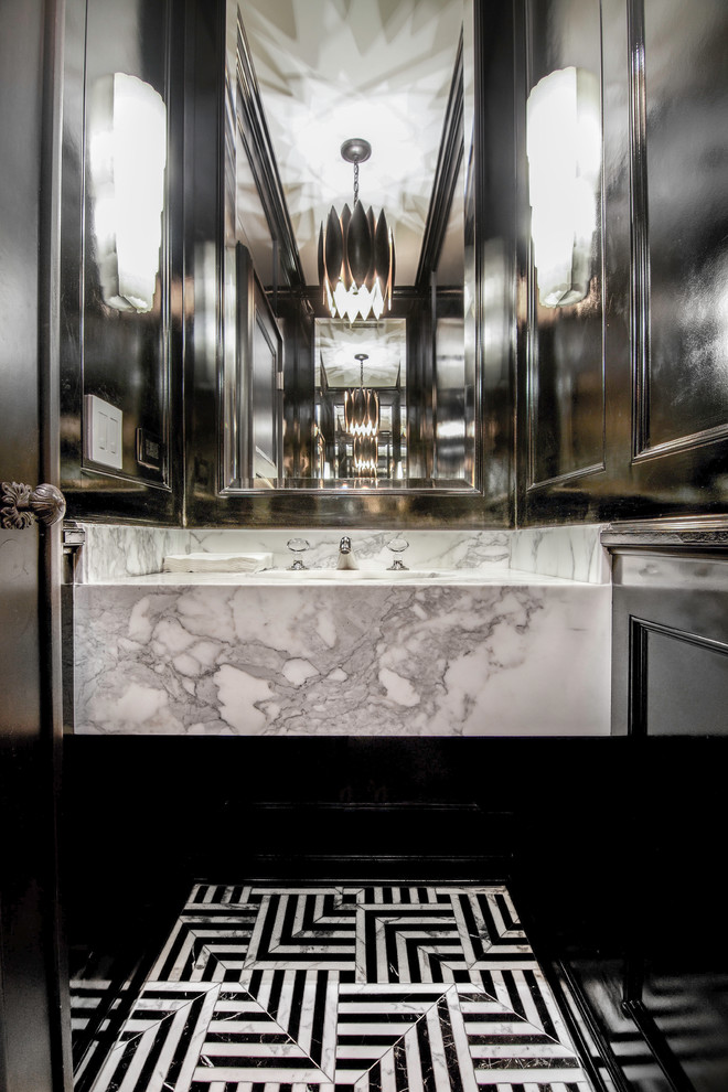 Foto di un bagno di servizio mediterraneo di medie dimensioni con WC sospeso, pistrelle in bianco e nero, pareti nere, pavimento in marmo, lavabo integrato e top in marmo