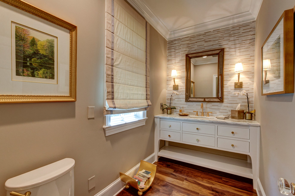 Idéer för att renovera ett stort vintage toalett, med möbel-liknande, vita skåp, vit kakel, beige kakel, beige väggar, mörkt trägolv, ett undermonterad handfat, marmorbänkskiva och stickkakel